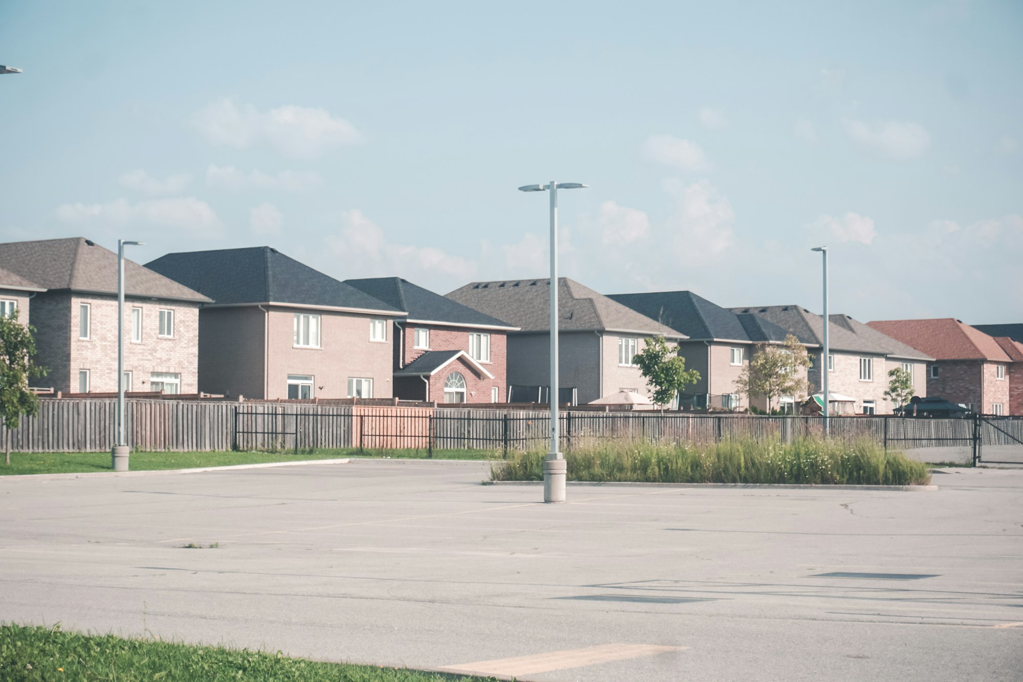 Row of detached and semi-detached houses on an Ontario suburban street